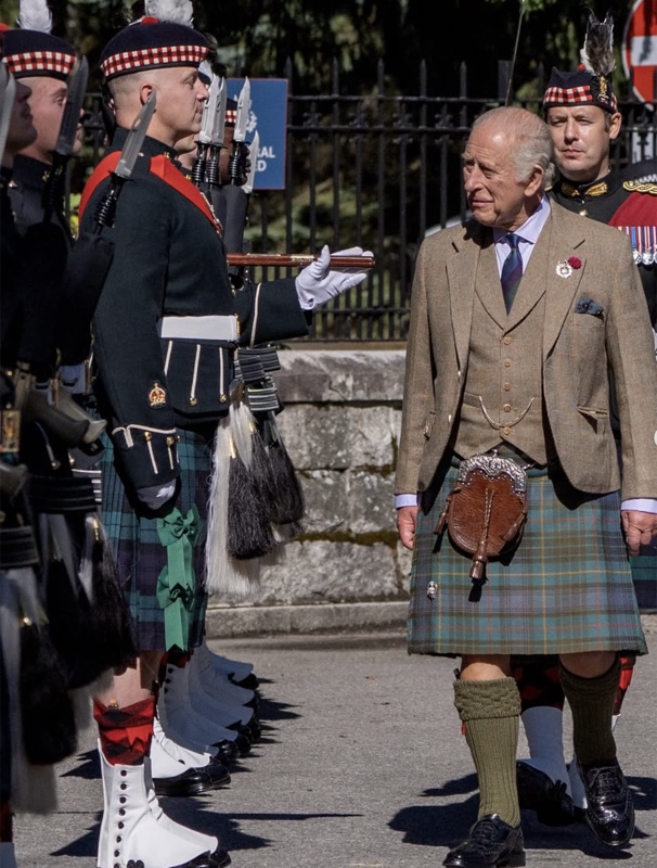 Kong Charles i kilt inspiserer æresgarden ved Balmoral