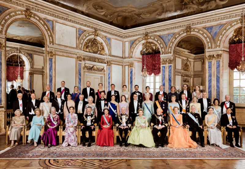 Gruppebilde av kongefamilien og gjestene