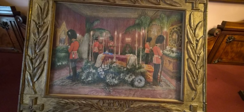 Maleri av dronning Victorias båre i spisesalen på Osborne House