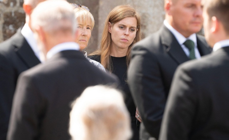 Prinsesse Beatrice blant de fremmøtte utenfor kirken