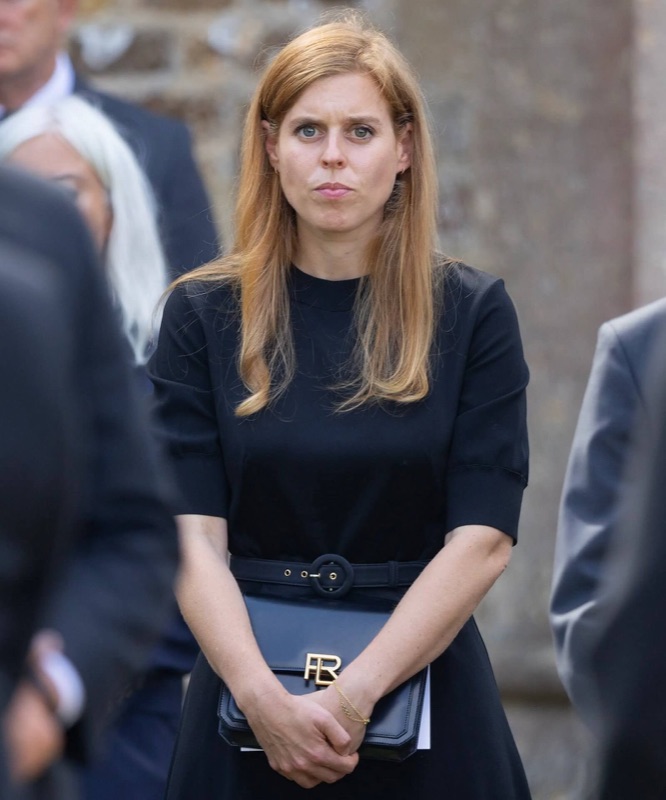 Prinsesse Beatrice utenfor kirken