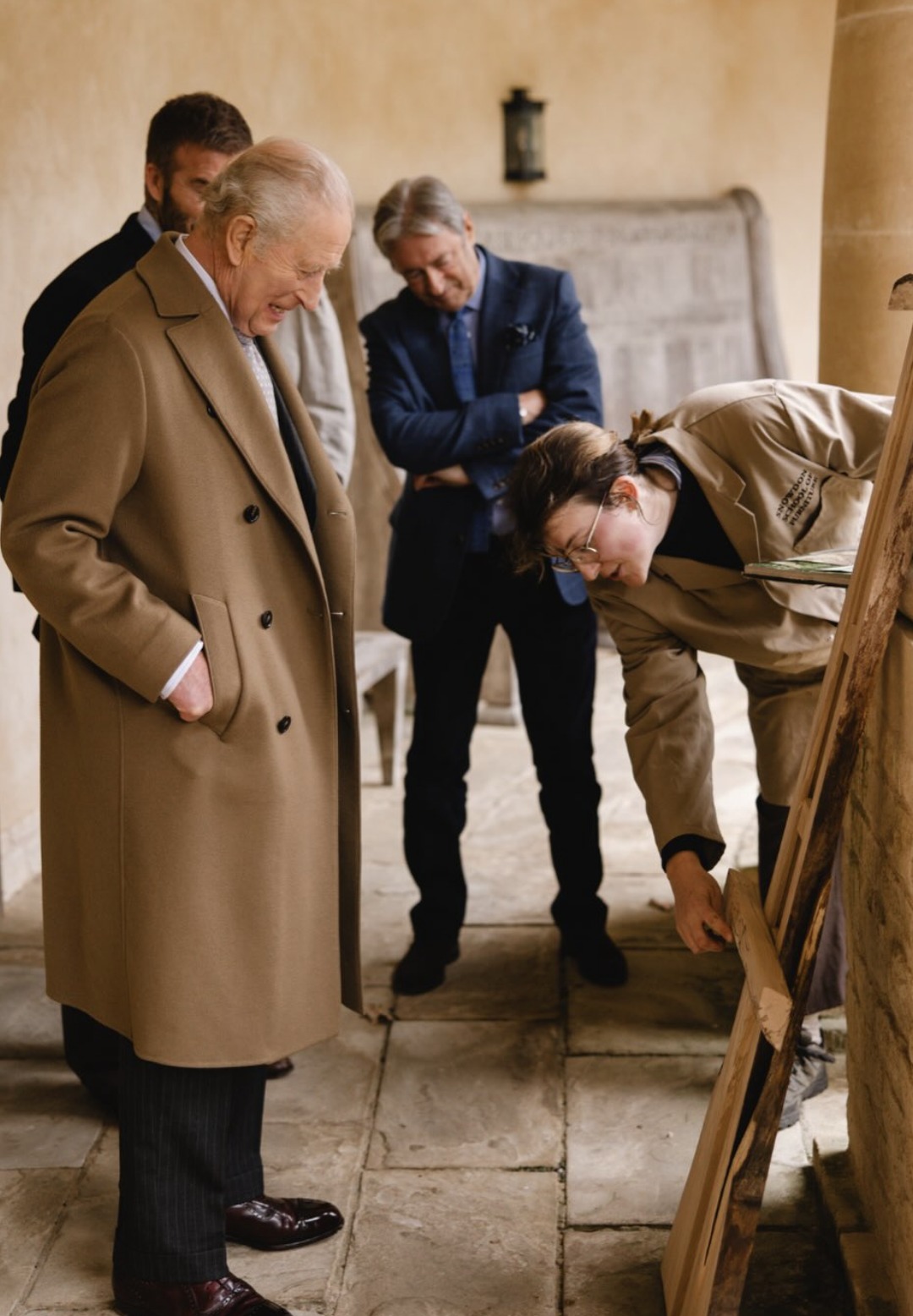 Kong Charles, David Beckham og Alan Titchmarsh ser på håndverk