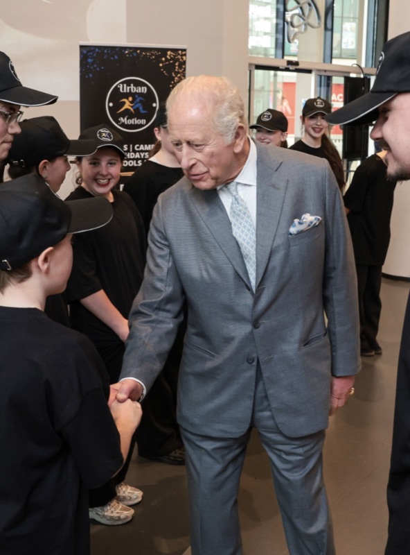 Kong Charles hilser på unge deltakere