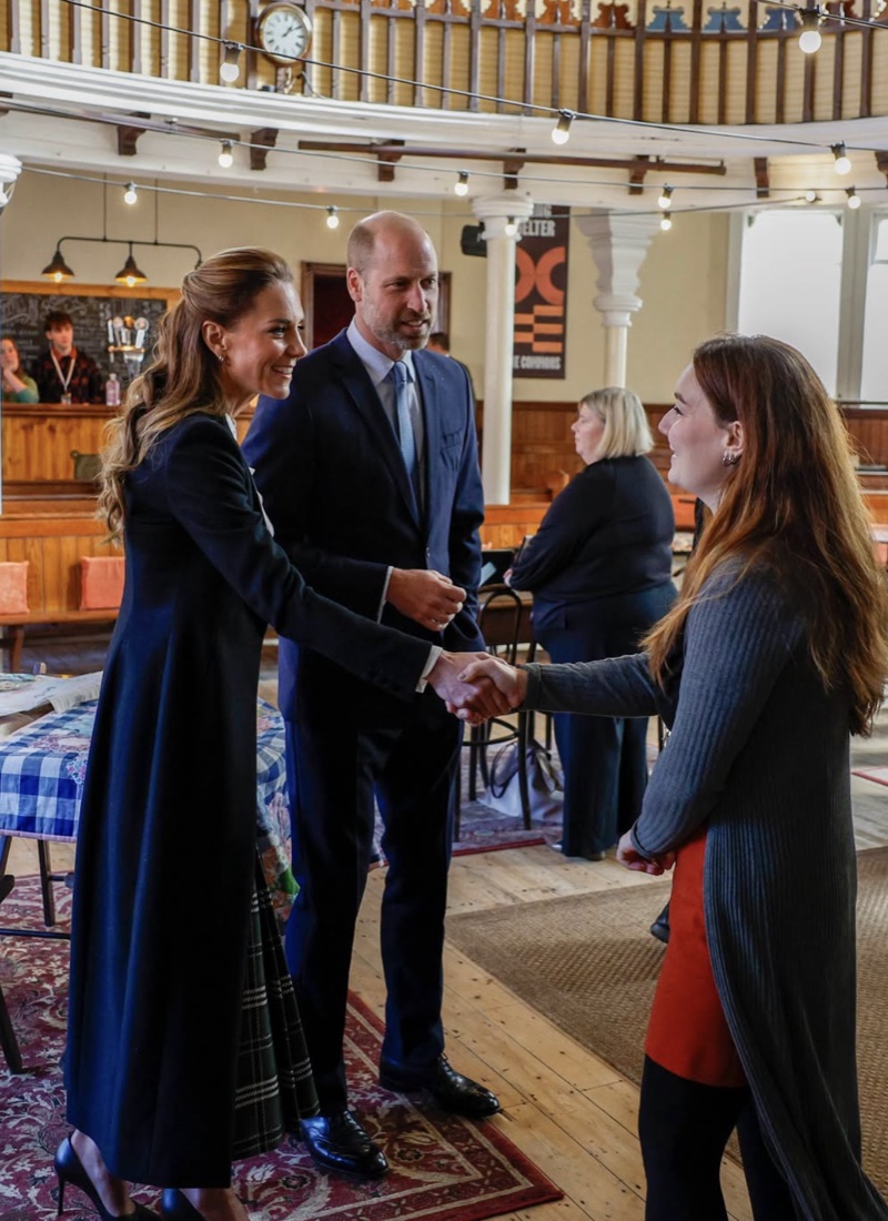 Prinsen og prinsessen av Wales hilser på en kvinne inne i det ombygde kirkerommet på The Commons