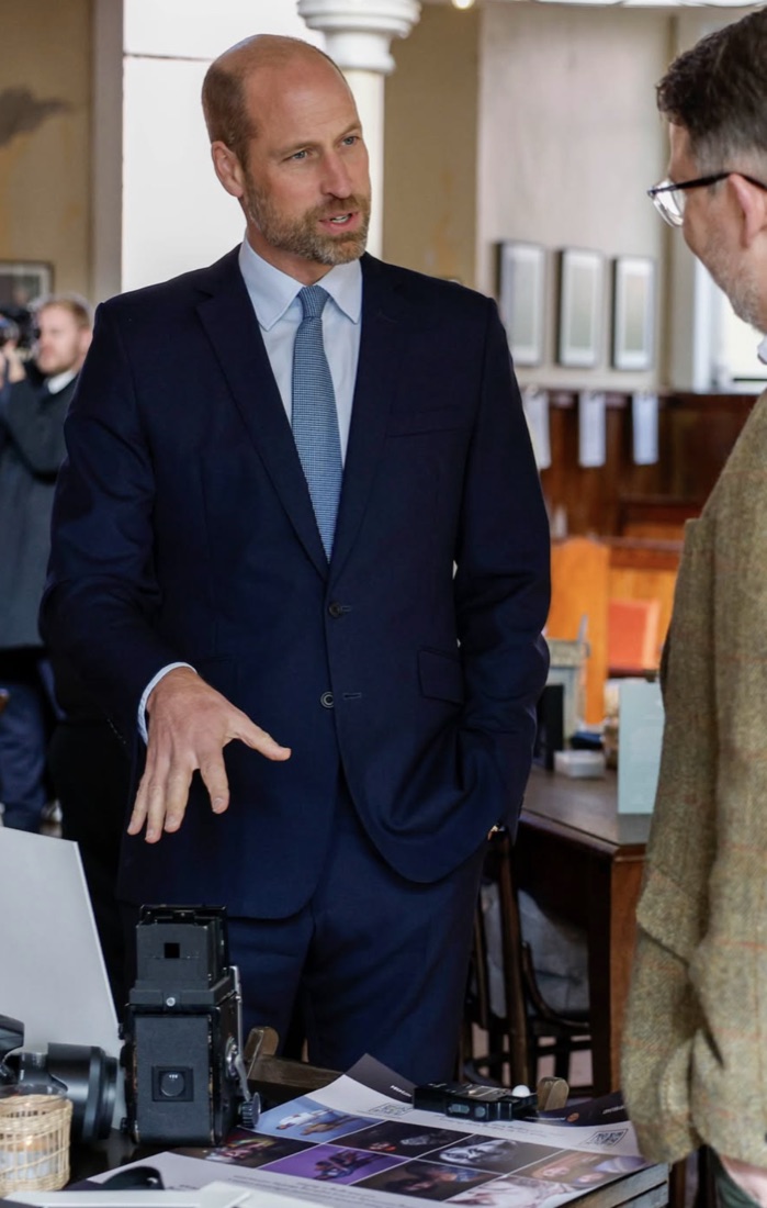 Prins William i samtale med en mann under besøket på The Commons