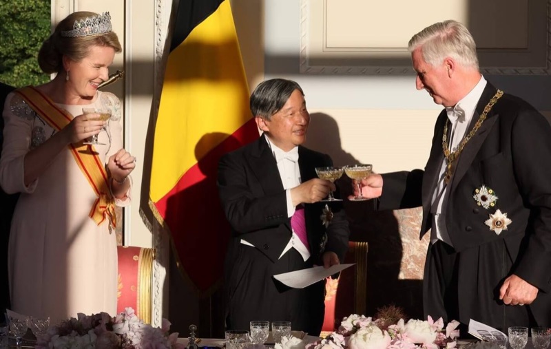 Kong Philippe og keiser Naruhito skåler under banketten