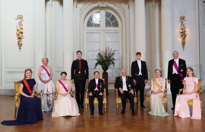 Den belgiske kongefamilien sammen med det japanske keiserparet