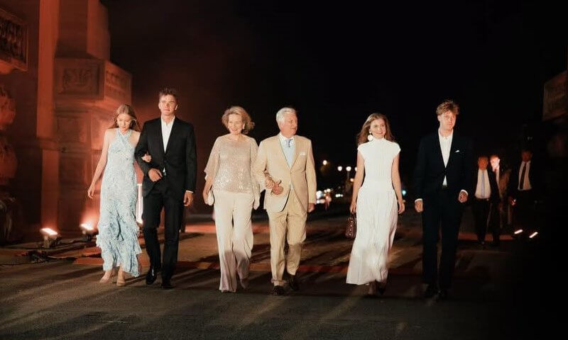 Familien går gjennom parken om kvelden