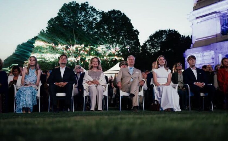 Kongefamilien følger konserten fra første rad