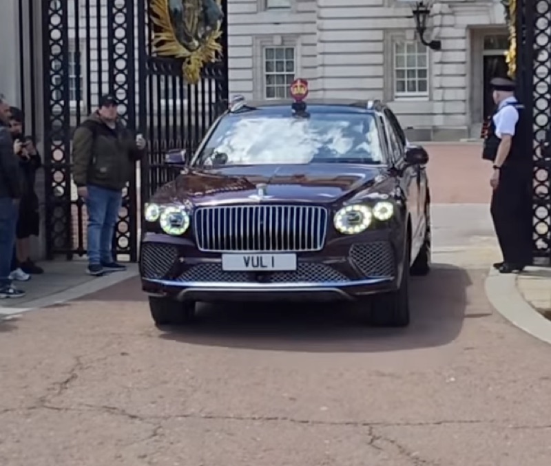 Bentley Bentayga sett forfra ved Buckingham Palace
