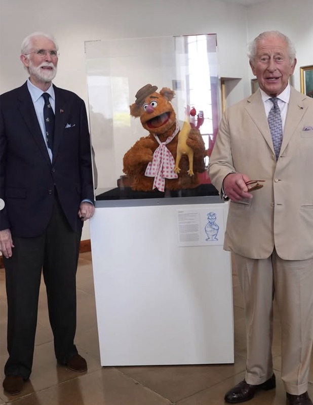 Kong Charles med Michael Frith og en Muppet-figur