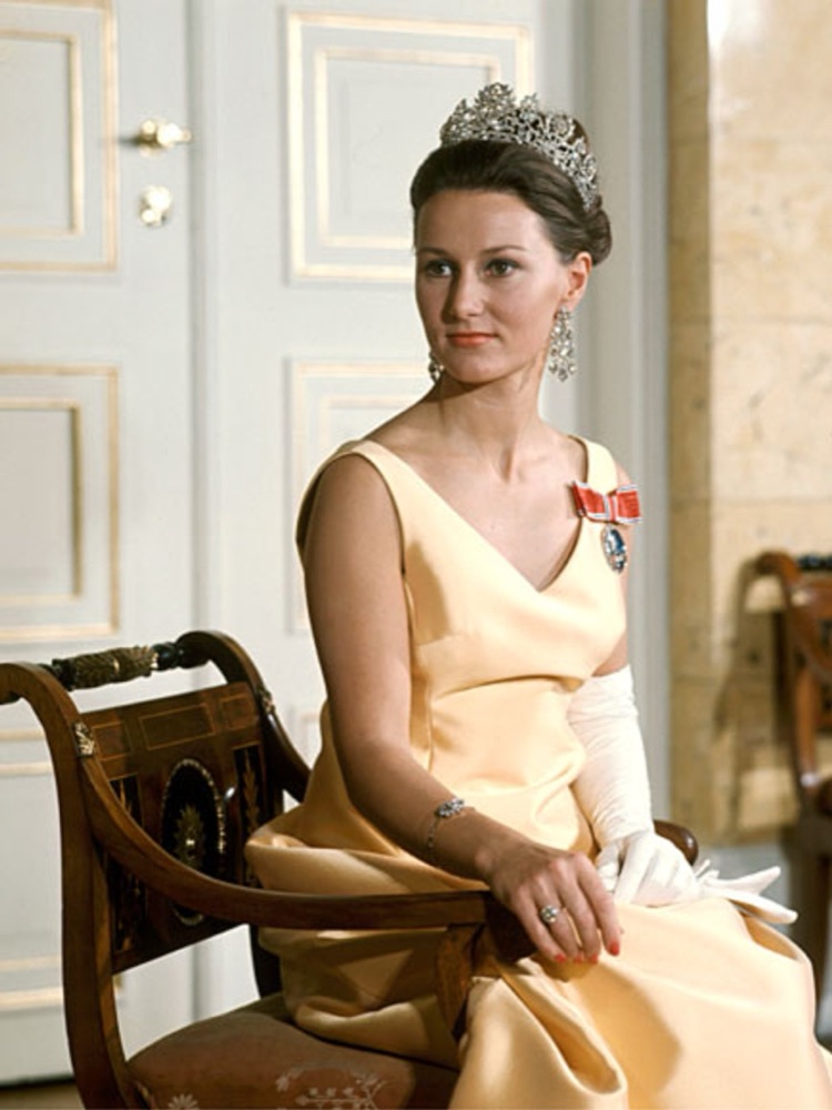 Kronprinsesse Sonja sitter på en stol i tiara og aftenkjole