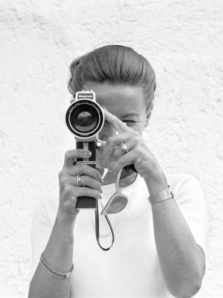 Sonja Haraldsen med fotoapparat rundt halsen