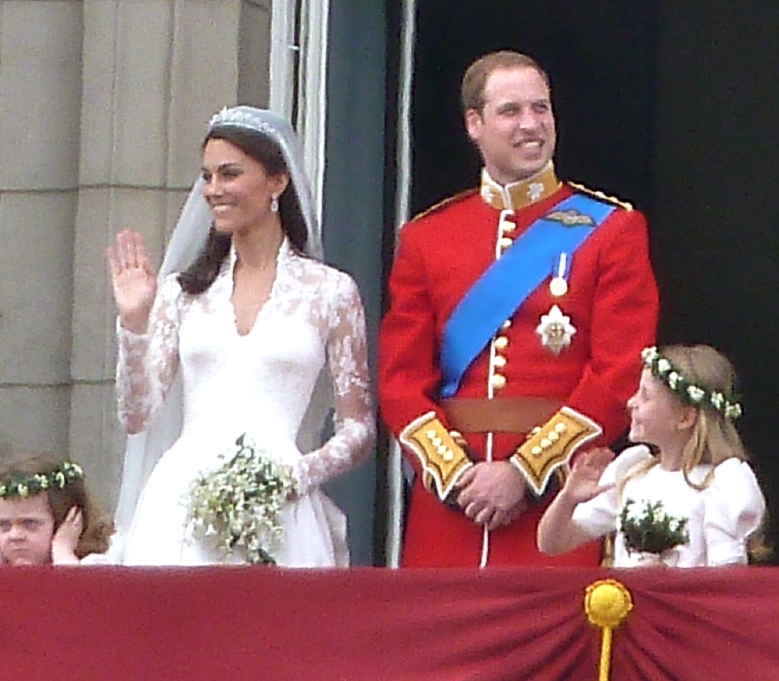 Brudeparet vinker fra balkongen på Buckingham Palace, med brudepiker ved siden av