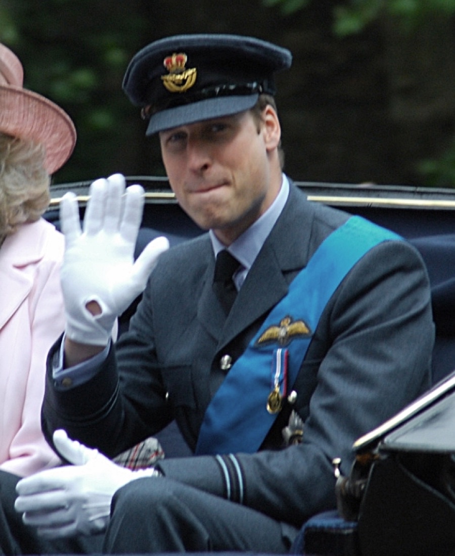 William i RAF-uniform med hvite hansker, vinker