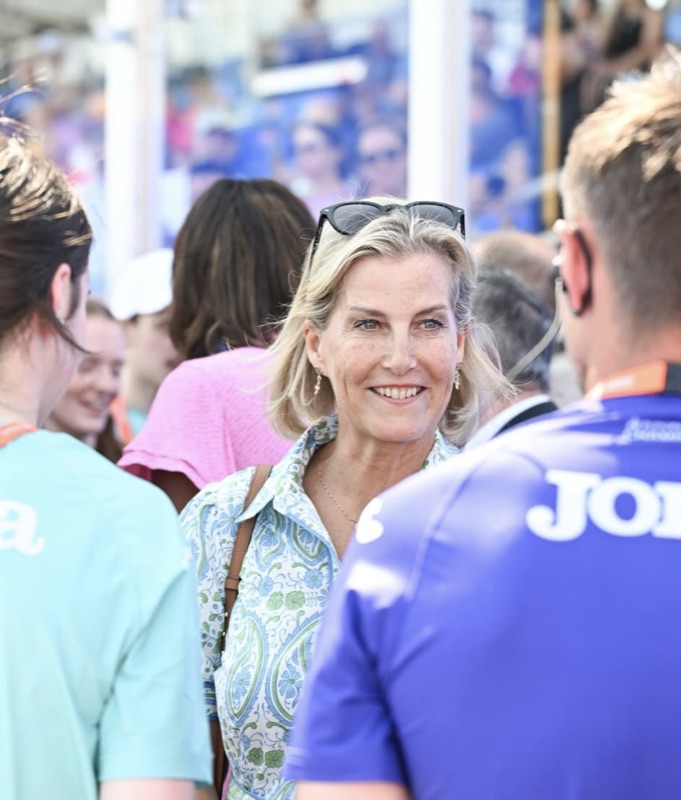 Hertuginne Sophie i samtale med frivillige