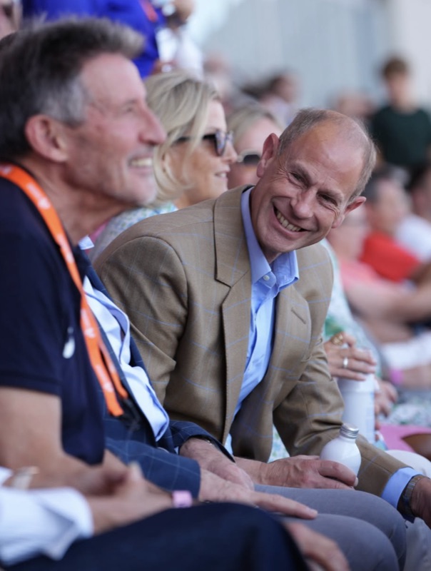Prins Edward ler sammen med Sebastian Coe på tribunen