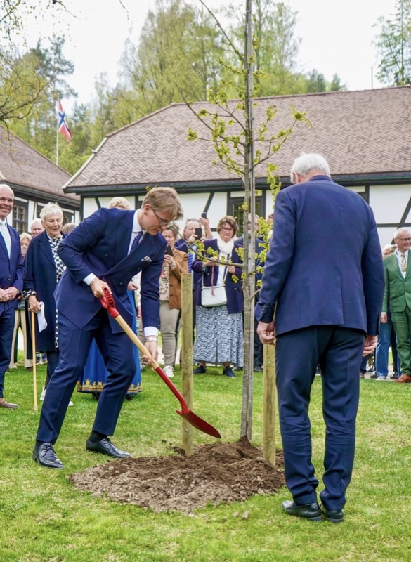Prins Sverre Magnus planter eiketre