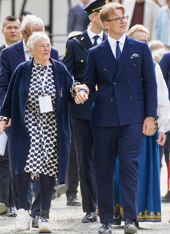 Prins Sverre Magnus følger en av deltakerne