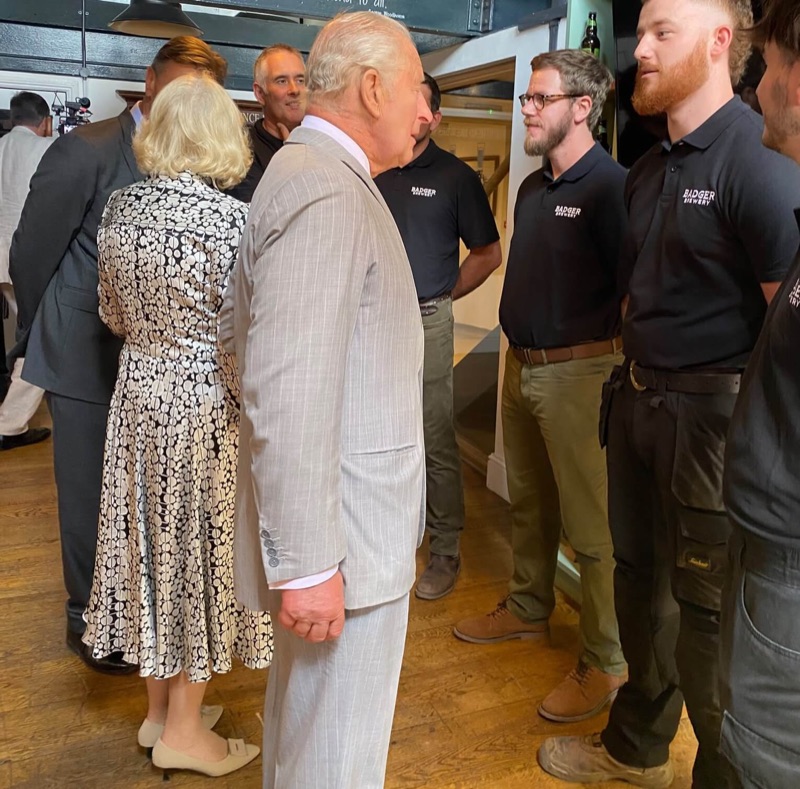 Kong Charles hilser på bryggeriansatte