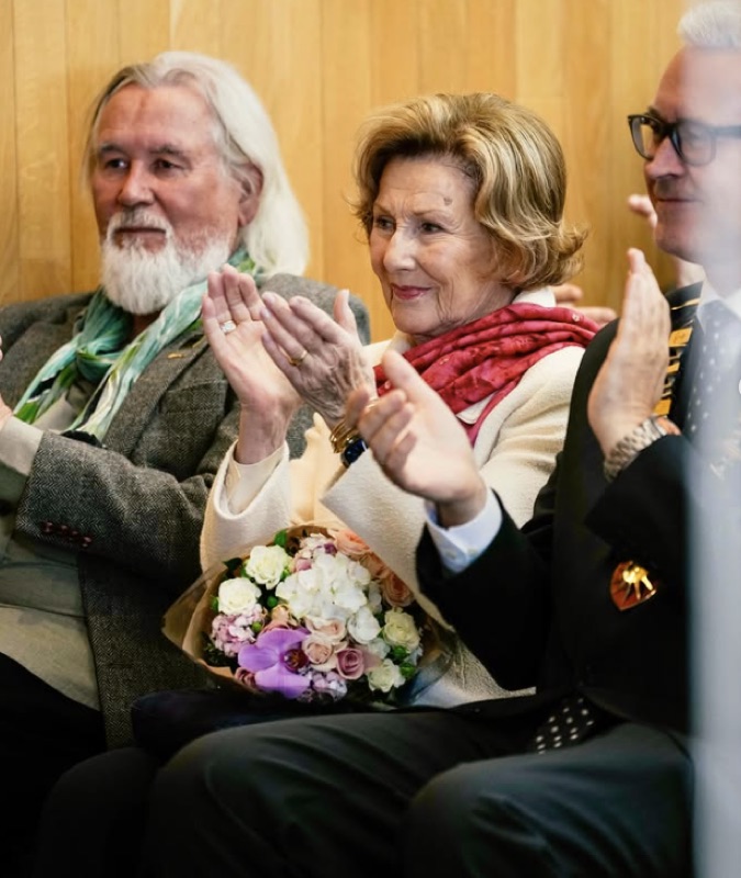 Dronningen applauderer under markeringen