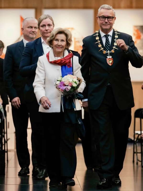 Dronning Sonja avduket kunstverket VON i Bodø