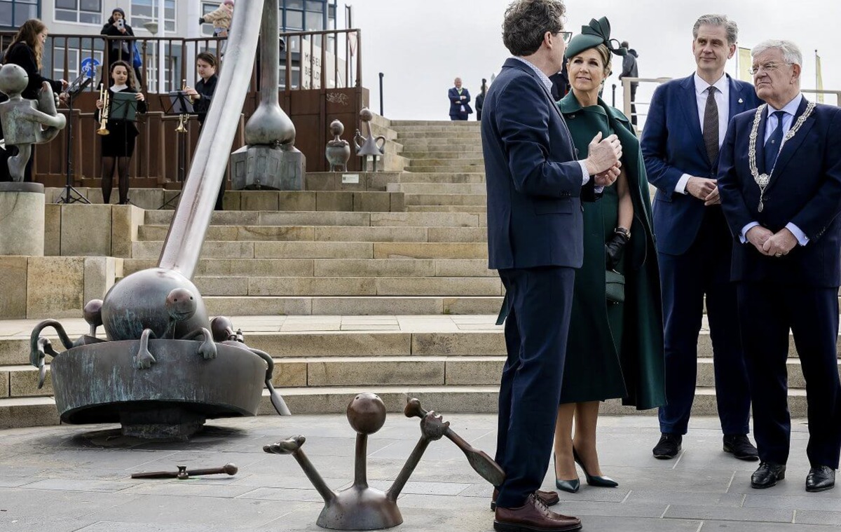 Dronning Maxima ser på kunstverk på boulevarden