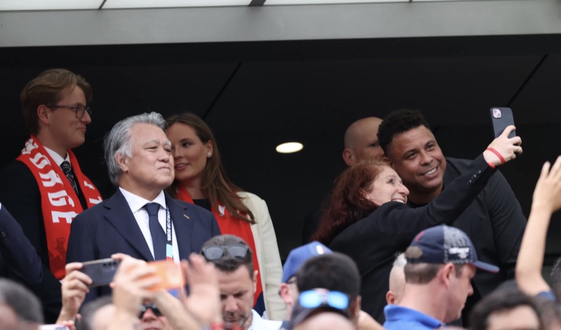 Ronaldo tar selfie på tribunen nær prinsessen og prinsen