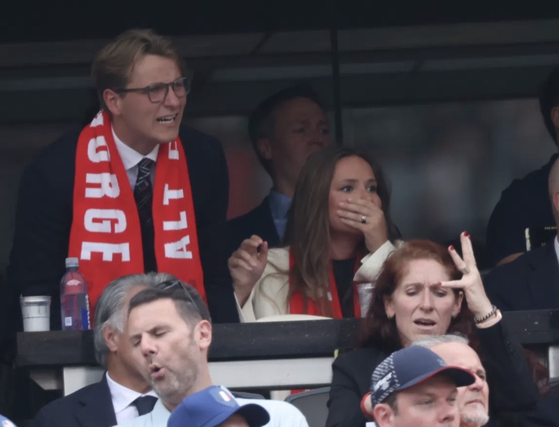 Spente ansikter på tribunen