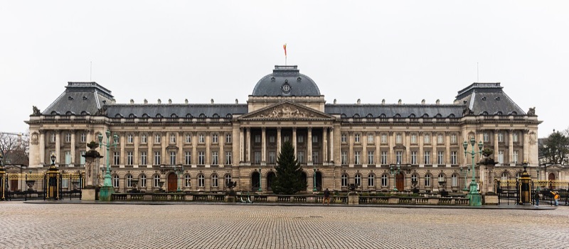 The full facade of the Royal Palace of Brussels seen from the front