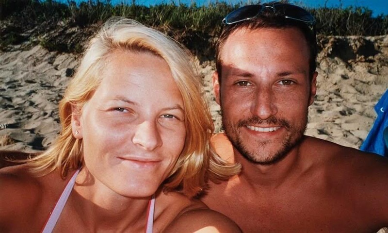 Ung Haakon og Mette-Marit tett sammen på stranden