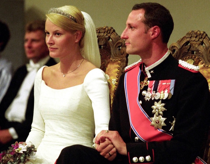 Haakon og Mette-Marit holder hender under vielsen i Oslo domkirke