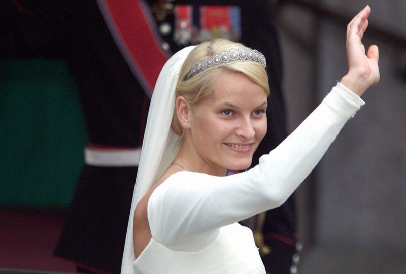 Mette-Marit vinker med brudeslør og diadem