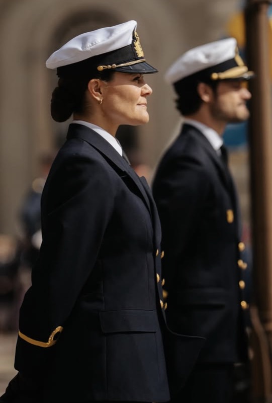 Kronprinsesse Victoria og prins Carl Philip i uniform