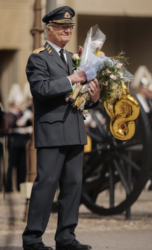 Kongen med blomster og 80-årsballonger