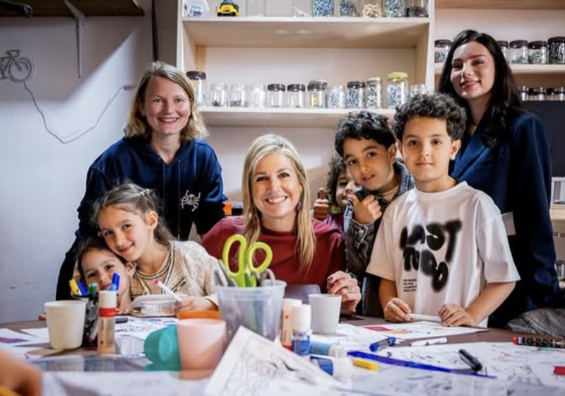 Dronning Máxima med barn på kreativt verksted