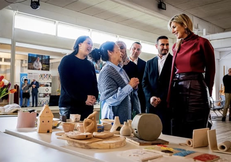 Dronning Máxima ser på kreative aktiviteter