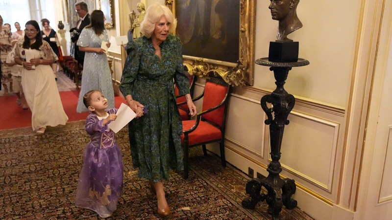 Dronning Camilla tok imot barn fra Dreams and Wishes på Clarence House