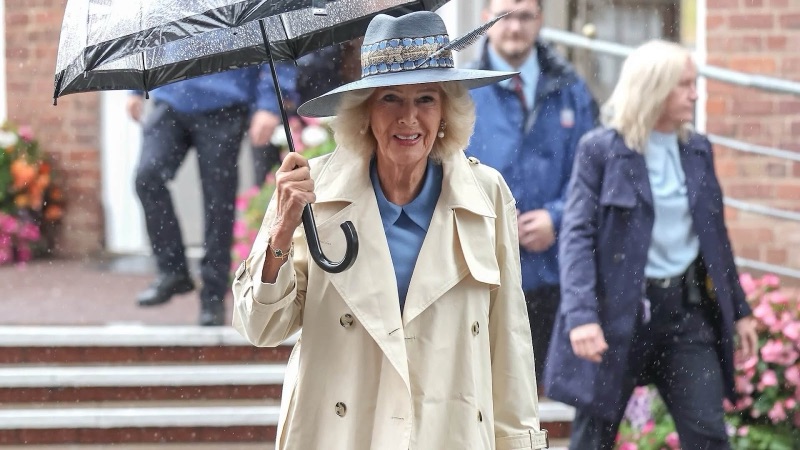 Dronning Camilla med paraply i regnet på York Racecourse