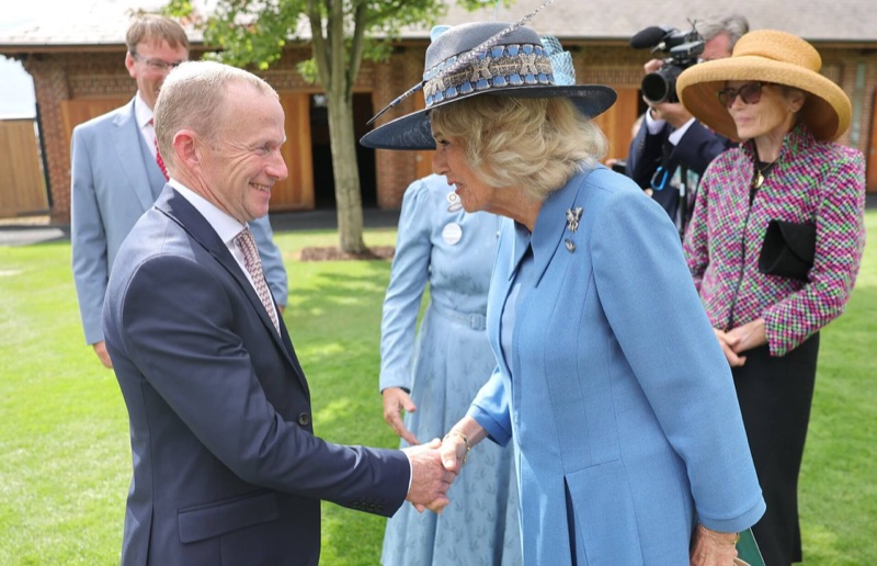 Dronning Camilla håndhilser på jockey Joe Fanning på plenen