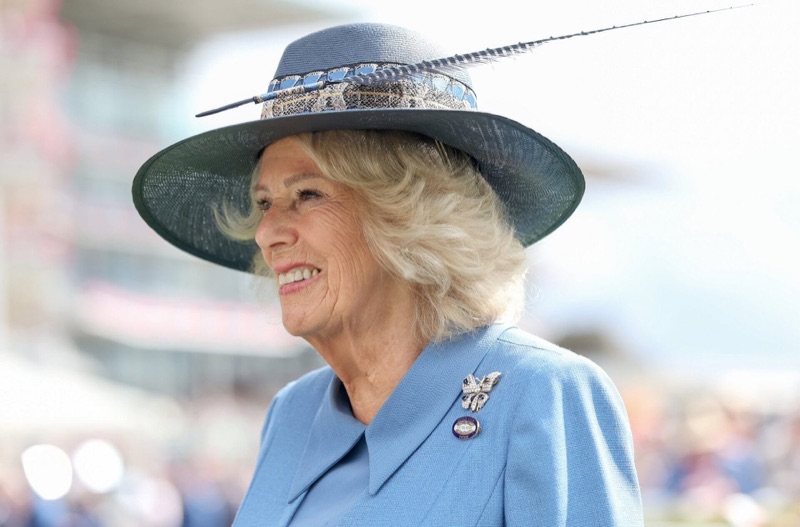 Dronning Camilla på plass på hesteveddeløpene i York