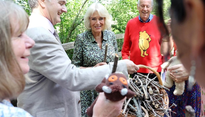 Dronning Camilla ved kurven med pinner til pinneleken