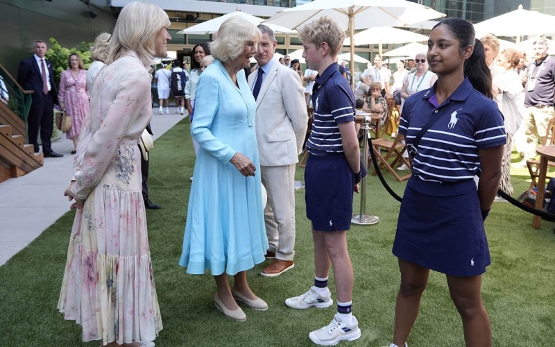 Dronning Camilla hilser på ballgutter og balljenter