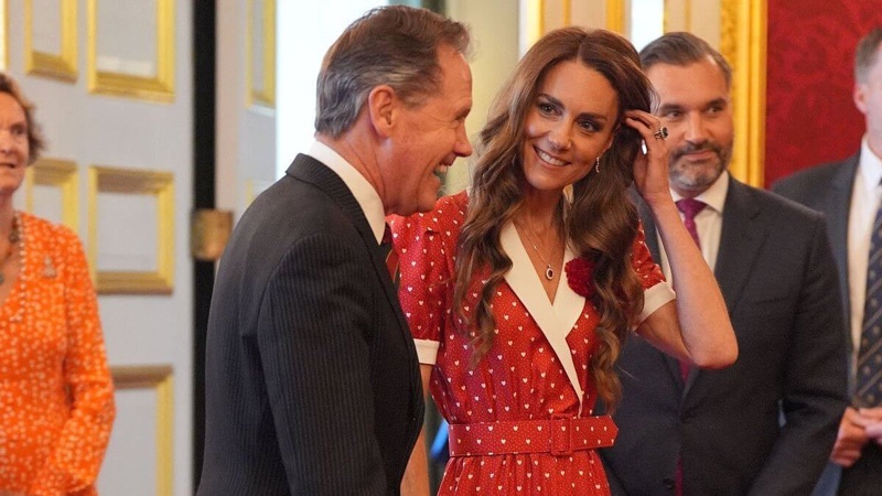 Prinsessen av Wales i samtale med en gjest