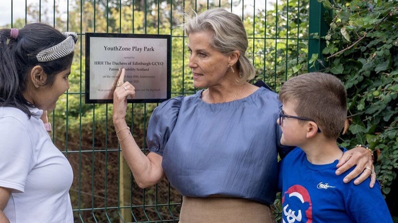 Hertuginne Sophie avduker en plakett for YouthZone Play Park