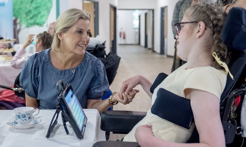 Hertuginne Sophie i samtale med en ung jente i rullestol