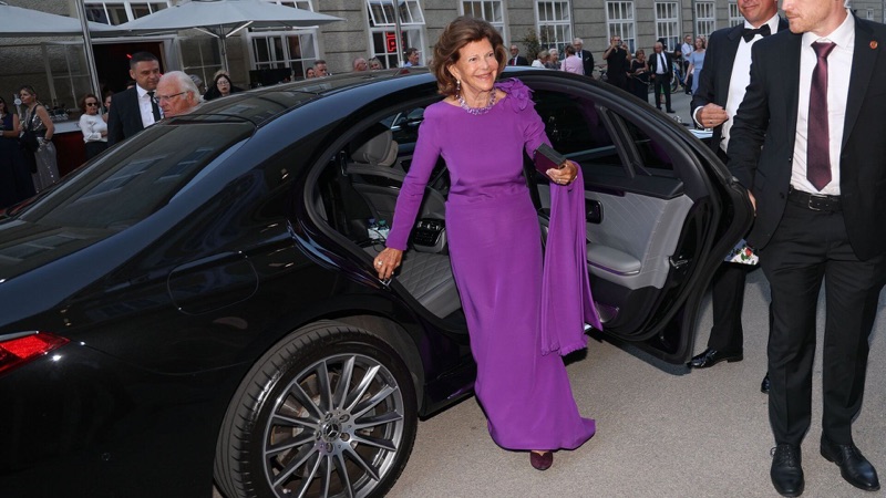 Dronning Silvia stiger ut av bilen utenfor operaen