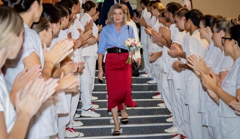 Prinsesse Caroline delte ut diplomer til sykepleierne