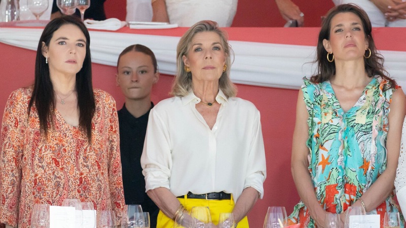 Mélanie-Antoinette de Massy, prinsesse Caroline og Charlotte Casiraghi på tribunen