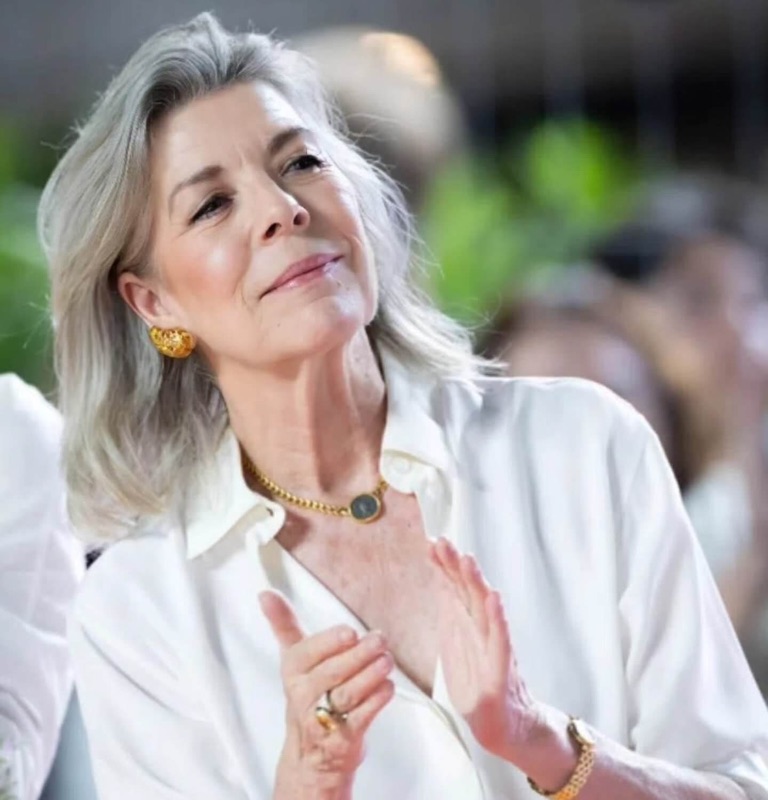 Prinsesse Caroline applauderer